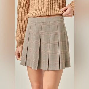 English Factory Pleated Check Short in Tan, Size Small